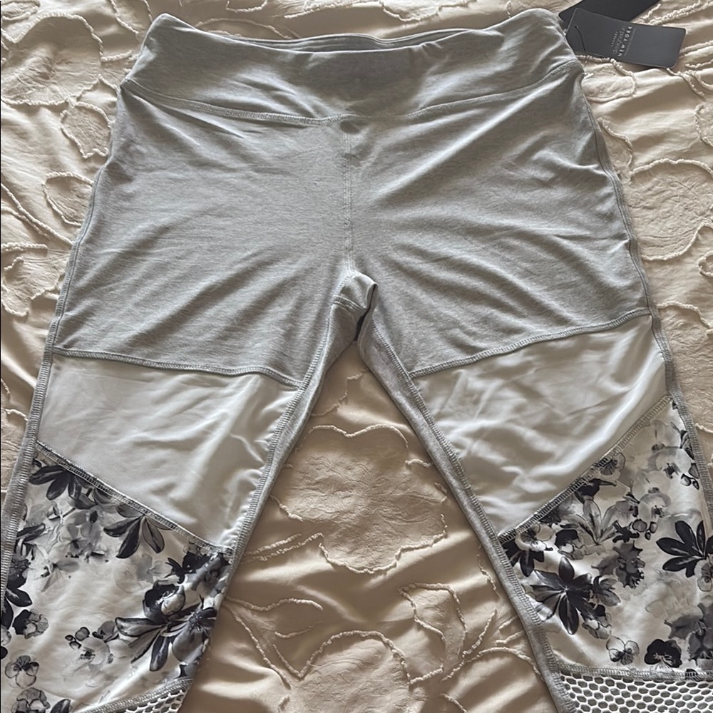 New York Laundry Gray and White Floral Leggings